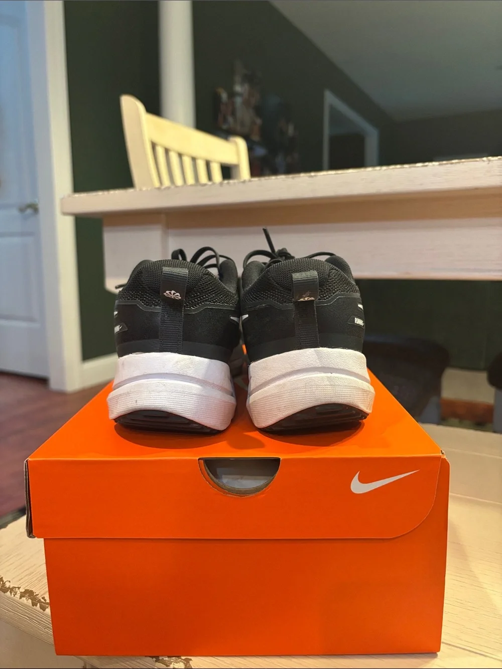 EUC Nike Cosmic Runner Sneakers (GS) Size 4.5 Y - Picture 6 of 11